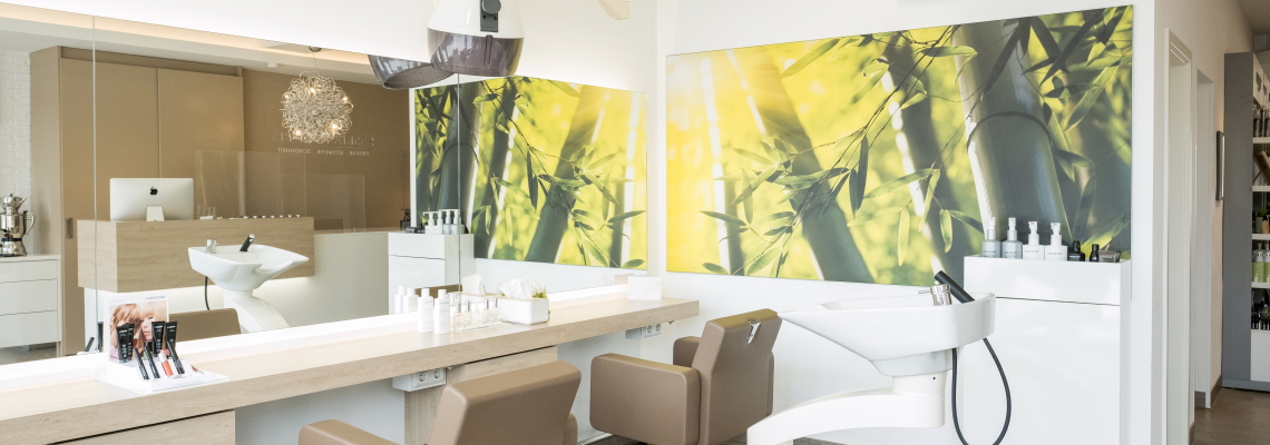 Unser Salon - Arbeitsbereich mit zwei Plätzen vor großer Spiegelfront