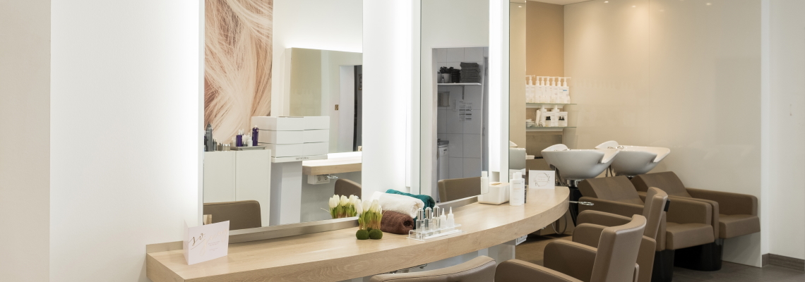 Unser Salon - Arbeitsbereich mit zwei Haarwaschplätzen