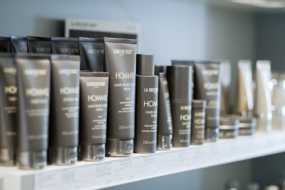 Regal mit einer weiten Auswahl von La Biosthetique Produkten